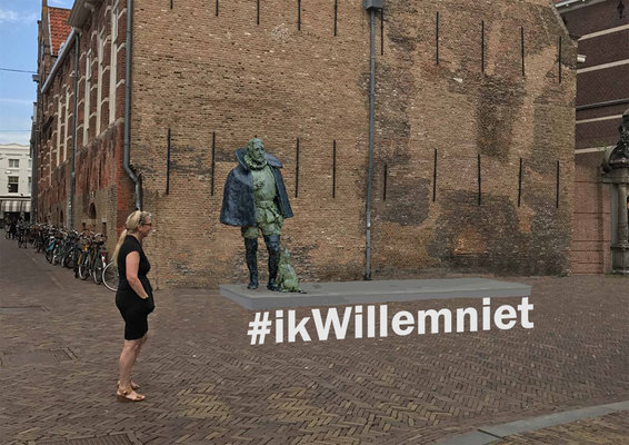 Standbeeld willem van oranje op het hof met tekst