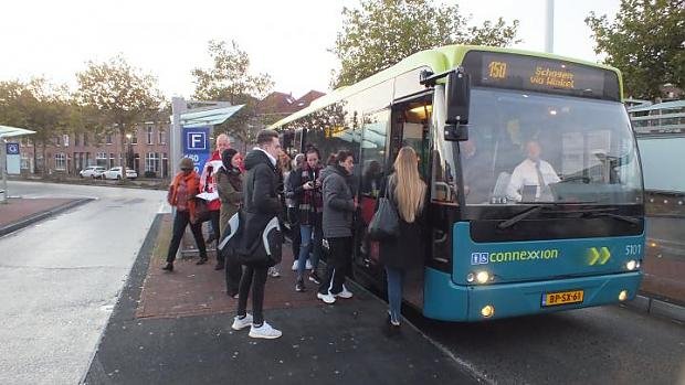 Bijgesneden passagiers stappen op in alkmaar naar hhw 08 08 uur 0