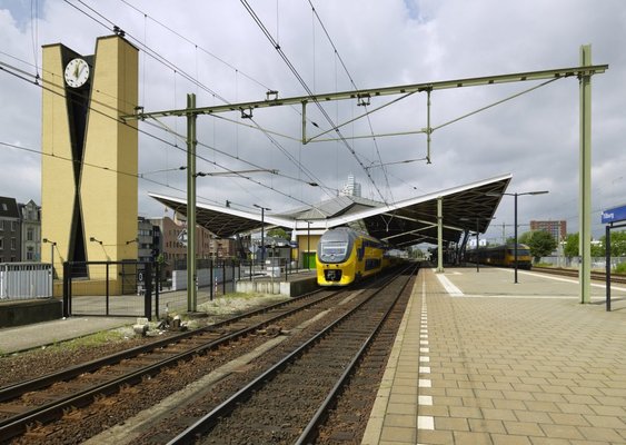Overzicht trein op spoor   tilburg   20535452   rce