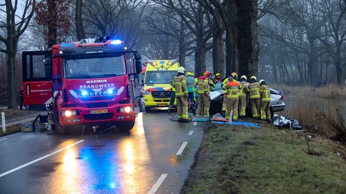 Hulpdiensten hebben zich daarna om de bestuurder ontfermd maar die overleed ter plaatse foto luciano de graaf