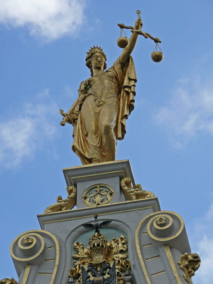Vrouwe justitia beeld op de civiele griffie  burg 11 2  brugge