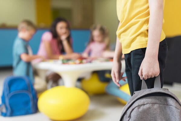 Kind met een rugzak met kopie ruimte