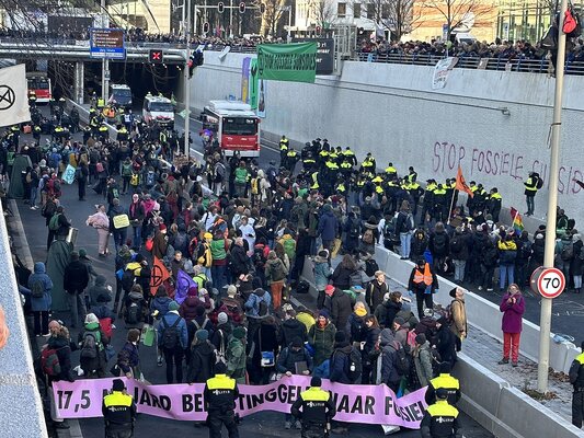 1280px a12 blokkade  extinction rebellion in the hague  28 january 2023 21
